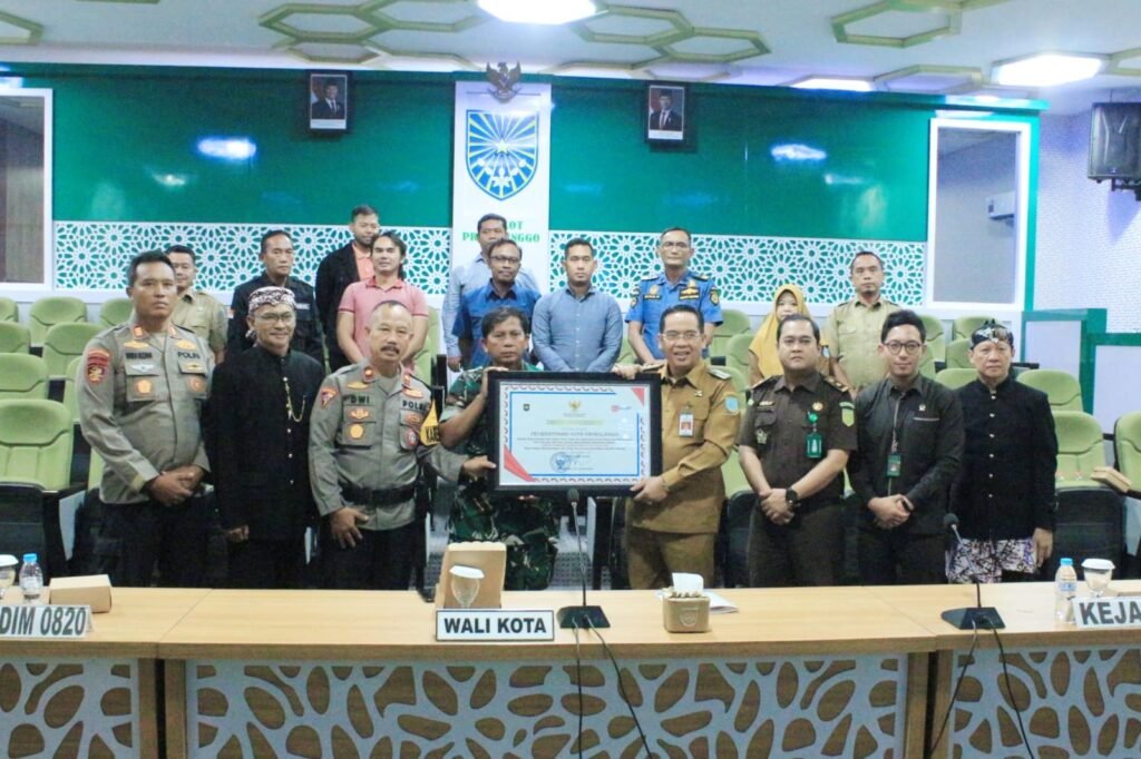 Probolinggo Raih Penghargaan atas Pembagian Ribuan Bendera Merah Putih