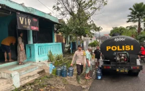 Terdampak Longsor, 50 KK di Sumberngepoh Terima Bantuan Air dari Polres Malang