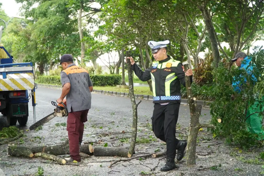 Polres Malang Pangkas Ranting Pohon di Jalibar