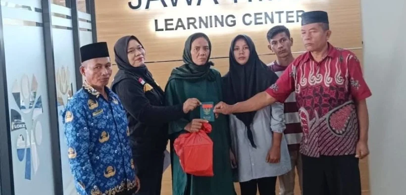 Pemkab Probolinggo menjemput seorang Tenaga Kerja Wanita (TKW) asal Kecamatan Gading yang dideportasi dari Malaysia pada Jumat (28/11/2025).