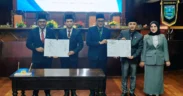 Pemerintah Kabupaten (Pemkab) Probolinggo bersama DPRD resmi mengesahkan Rancangan Peraturan Daerah (Raperda) tentang Anggaran Pendapatan dan Belanja Daerah (APBD) 2026 menjadi Peraturan Daerah (Perda). Pengesahan dilakukan dalam rapat paripurna yang digelar di Gedung DPRD Kabupaten Probolinggo, Sabtu (29/11/2025) pagi. Penetapan APBD ini menjadi tonggak penting karena menentukan arah pembangunan dan pelayanan publik di Kabupaten Probolinggo sepanjang tahun anggaran 2026. Sinergi DPRD dan Pemkab dalam Pengesahan APBD Rapat paripurna dipimpin Wakil Ketua DPRD Kabupaten Probolinggo, Didik Humaidi. Dalam kesempatan itu, ia menegaskan bahwa pengesahan APBD adalah wujud sinergi dan kesepahaman antara legislatif dan eksekutif. “Ini adalah komitmen bersama agar program pembangunan dan layanan masyarakat dapat terlaksana secara maksimal pada tahun anggaran 2026,” ujar Didik. Penandatanganan persetujuan bersama dilakukan untuk memberikan dasar legalitas sekaligus memastikan arah kebijakan pembangunan daerah berjalan sesuai rencana. Detail Pendapatan Daerah: Optimalkan PAD dan Transfer Dalam Perda APBD 2026 yang disahkan, pendapatan daerah ditetapkan sebesar Rp2.334.142.893.365. Pendapatan ini terdiri dari: PAD: Rp446.038.434.876 Pendapatan Transfer: Rp1.888.104.458.489 PAD yang cukup signifikan mencerminkan upaya pemerintah daerah meningkatkan kemandirian fiskal melalui optimalisasi pajak, retribusi, dan pengelolaan aset daerah. Sementara pendapatan transfer tetap menjadi penopang terbesar bagi anggaran daerah. Alokasi Belanja Daerah dan Penutupan Defisit Total belanja daerah tahun 2026 tercatat sebesar Rp2.406.142.893.365, yang dialokasikan pada empat sektor utama: Belanja Operasional: Rp1.788.064.887.752,48 Belanja Modal: Rp142.164.070.812,52 Belanja Tidak Terduga: Rp10 miliar Belanja Transfer: Rp465.913.934.800 Dari perhitungan pendapatan dan belanja, APBD 2026 mengalami defisit Rp72 miliar. Defisit ini ditutup melalui Penerimaan Pembiayaan Rp72 miliar, sehingga struktur APBD tetap seimbang dan aman secara fiskal. Respons Bupati Probolinggo: APBD untuk Masyarakat Bupati Probolinggo, dr. Mohamad Haris atau Gus Haris, menyampaikan rasa syukur dan apresiasinya terhadap DPRD yang telah bekerja sama selama proses pembahasan. “Alhamdulillah, Perda APBD 2026 telah disahkan. Terima kasih kepada pimpinan dan seluruh anggota DPRD atas kerja sama dan masukan konstruktif,” ujar Gus Haris. Ia menegaskan bahwa pemerintah daerah akan memperhatikan seluruh catatan dan rekomendasi fraksi untuk memastikan setiap program betul-betul memberi manfaat bagi masyarakat. “Kami berkomitmen agar program yang berjalan nantinya benar-benar dirasakan manfaatnya oleh masyarakat,” tegasnya. Makna Strategis APBD 2026 Pengesahan APBD 2026 dinilai sangat strategis, bukan hanya sebagai dokumen anggaran, tetapi sebagai instrumen untuk: mempercepat pembangunan infrastruktur, meningkatkan layanan publik, memperkuat sektor pendidikan, kesehatan, dan ekonomi, serta memastikan pemerataan pembangunan antarwilayah. Sinergi legislatif dan eksekutif yang terbangun juga menjadi modal penting untuk mewujudkan visi Kabupaten Probolinggo yang maju dan sejahtera.