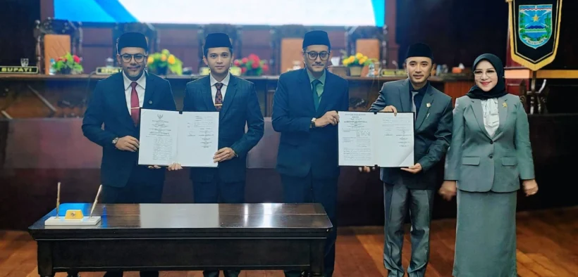 Pemerintah Kabupaten (Pemkab) Probolinggo bersama DPRD resmi mengesahkan Rancangan Peraturan Daerah (Raperda) tentang Anggaran Pendapatan dan Belanja Daerah (APBD) 2026 menjadi Peraturan Daerah (Perda). Pengesahan dilakukan dalam rapat paripurna yang digelar di Gedung DPRD Kabupaten Probolinggo, Sabtu (29/11/2025) pagi. Penetapan APBD ini menjadi tonggak penting karena menentukan arah pembangunan dan pelayanan publik di Kabupaten Probolinggo sepanjang tahun anggaran 2026. Sinergi DPRD dan Pemkab dalam Pengesahan APBD Rapat paripurna dipimpin Wakil Ketua DPRD Kabupaten Probolinggo, Didik Humaidi. Dalam kesempatan itu, ia menegaskan bahwa pengesahan APBD adalah wujud sinergi dan kesepahaman antara legislatif dan eksekutif. “Ini adalah komitmen bersama agar program pembangunan dan layanan masyarakat dapat terlaksana secara maksimal pada tahun anggaran 2026,” ujar Didik. Penandatanganan persetujuan bersama dilakukan untuk memberikan dasar legalitas sekaligus memastikan arah kebijakan pembangunan daerah berjalan sesuai rencana. Detail Pendapatan Daerah: Optimalkan PAD dan Transfer Dalam Perda APBD 2026 yang disahkan, pendapatan daerah ditetapkan sebesar Rp2.334.142.893.365. Pendapatan ini terdiri dari: PAD: Rp446.038.434.876 Pendapatan Transfer: Rp1.888.104.458.489 PAD yang cukup signifikan mencerminkan upaya pemerintah daerah meningkatkan kemandirian fiskal melalui optimalisasi pajak, retribusi, dan pengelolaan aset daerah. Sementara pendapatan transfer tetap menjadi penopang terbesar bagi anggaran daerah. Alokasi Belanja Daerah dan Penutupan Defisit Total belanja daerah tahun 2026 tercatat sebesar Rp2.406.142.893.365, yang dialokasikan pada empat sektor utama: Belanja Operasional: Rp1.788.064.887.752,48 Belanja Modal: Rp142.164.070.812,52 Belanja Tidak Terduga: Rp10 miliar Belanja Transfer: Rp465.913.934.800 Dari perhitungan pendapatan dan belanja, APBD 2026 mengalami defisit Rp72 miliar. Defisit ini ditutup melalui Penerimaan Pembiayaan Rp72 miliar, sehingga struktur APBD tetap seimbang dan aman secara fiskal. Respons Bupati Probolinggo: APBD untuk Masyarakat Bupati Probolinggo, dr. Mohamad Haris atau Gus Haris, menyampaikan rasa syukur dan apresiasinya terhadap DPRD yang telah bekerja sama selama proses pembahasan. “Alhamdulillah, Perda APBD 2026 telah disahkan. Terima kasih kepada pimpinan dan seluruh anggota DPRD atas kerja sama dan masukan konstruktif,” ujar Gus Haris. Ia menegaskan bahwa pemerintah daerah akan memperhatikan seluruh catatan dan rekomendasi fraksi untuk memastikan setiap program betul-betul memberi manfaat bagi masyarakat. “Kami berkomitmen agar program yang berjalan nantinya benar-benar dirasakan manfaatnya oleh masyarakat,” tegasnya. Makna Strategis APBD 2026 Pengesahan APBD 2026 dinilai sangat strategis, bukan hanya sebagai dokumen anggaran, tetapi sebagai instrumen untuk: mempercepat pembangunan infrastruktur, meningkatkan layanan publik, memperkuat sektor pendidikan, kesehatan, dan ekonomi, serta memastikan pemerataan pembangunan antarwilayah. Sinergi legislatif dan eksekutif yang terbangun juga menjadi modal penting untuk mewujudkan visi Kabupaten Probolinggo yang maju dan sejahtera.