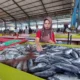 Pedagang ikan di TPI Mayangan menata dagangan di tengah kenaikan harga akibat nelayan tak melaut.