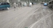 Setelah erupsi Gunung Semeru pada Rabu (19/11/2025), kondisi jalan di sekitar Jembatan Gladak Perak licin tertutup Material Vulkanik
