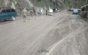 Setelah erupsi Gunung Semeru pada Rabu (19/11/2025), kondisi jalan di sekitar Jembatan Gladak Perak licin tertutup Material Vulkanik