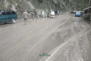 Jalan Gladak Perak Licin Parah Usai Erupsi Semeru