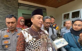 Diduga Jual Beli Jabatan, Wakil Wali Kota Bandung, Erwin, ditetapkan sebagai tersangka dugaan penyalahgunaan kewenangan oleh Kejari Bandung.