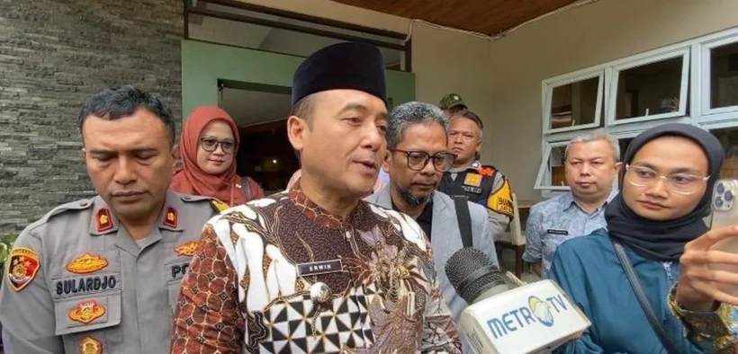 Diduga Jual Beli Jabatan, Wakil Wali Kota Bandung, Erwin, ditetapkan sebagai tersangka dugaan penyalahgunaan kewenangan oleh Kejari Bandung.