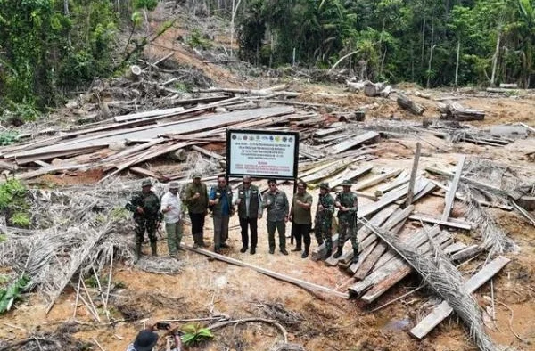 Kementerian Kehutanan (Kemenhut) mencabut 22 izin perusahaan pemegang Persetujuan Penggunaan Kawasan Hutan (PPKH)