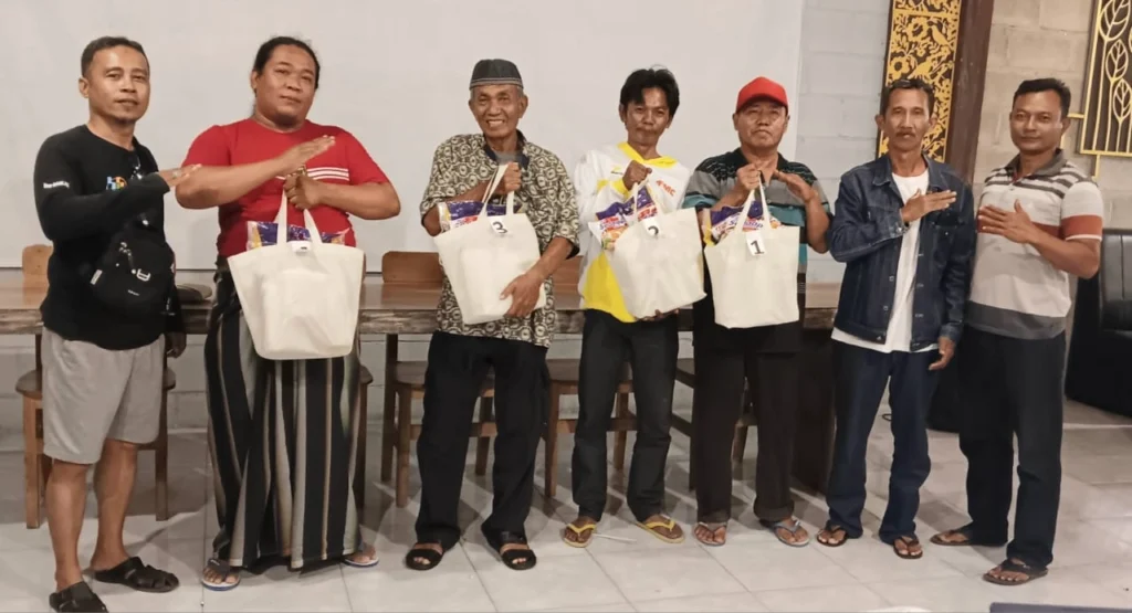 Puluhan peserta menghadiri lomba nge cos bareng atau lomba domino yang digelar di Dapoer Me Time Coffee di Situbondo