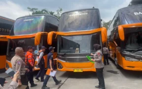 Satlantas Polres Malang mulai memperketat pengawasan terhadap moda transportasi massal, Khususnya bus pariwisata menjelang Nataru