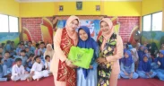 Dharma Wanita Persatuan (DWP) Kabupaten Probolinggo merayakan Hari Ulang Tahun (HUT) ke-26 dengan berbagi bersama Anak SLB