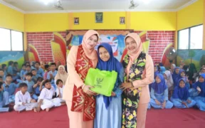 Dharma Wanita Persatuan (DWP) Kabupaten Probolinggo merayakan Hari Ulang Tahun (HUT) ke-26 dengan berbagi bersama Anak SLB