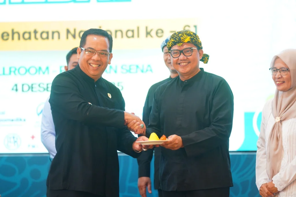 Peringatan Hari Kesehatan Nasional (HKN) ke-61 tahun 2025 di Kota Probolinggo berlangsung meriah dan penuh semangat kolaborasi. Bertempat di Paseban Sena, Kamis (4/12/2025), Dinas Kesehatan bersama RSUD dr. Mohamad Saleh dan RSUD Ar Rozy