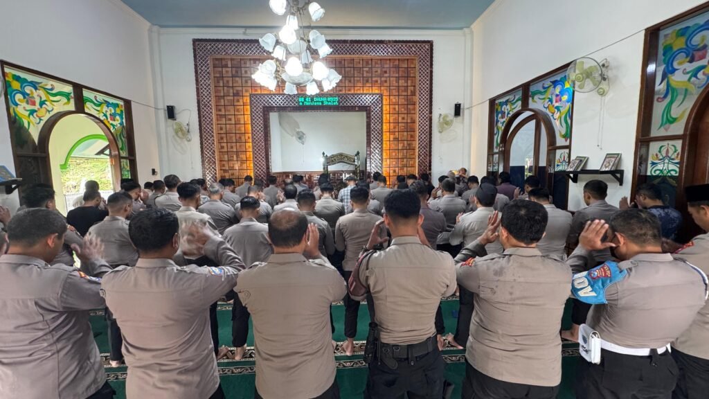 Polres Batu Gelar Shalat Ghaib untuk Korban Bencana Aceh, Sumut, dan Sumbar