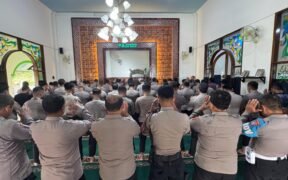 Polres Batu menggelar Shalat Ghaib dan doa bersama sebagai bentuk empati dan dukungan untuk korban bencana banjir Aceh, Sumut, dan Sumbar.