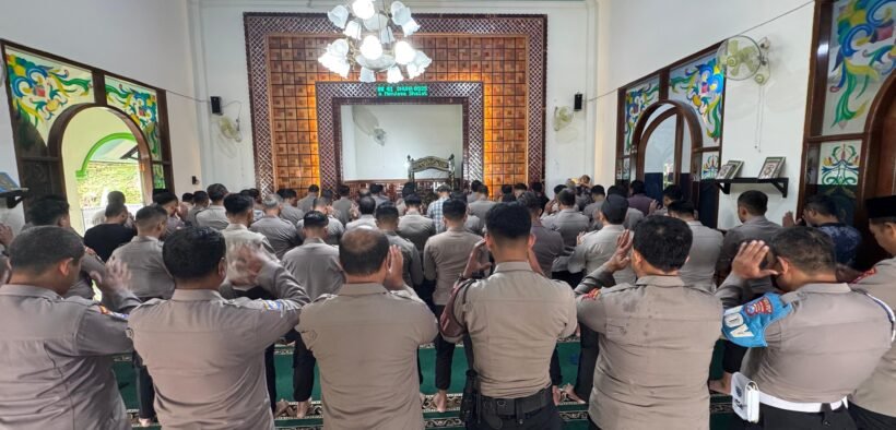 Polres Batu menggelar Shalat Ghaib dan doa bersama sebagai bentuk empati dan dukungan untuk korban bencana banjir Aceh, Sumut, dan Sumbar.