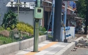Pemasangan pita taktil atau jalur pemandu di trotoar Jalan Soekarno-Hatta, Kota Probolinggo tuai protes warga