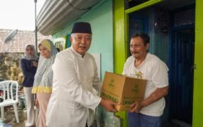Bupati Malang, M Sanusi, mengunjungi kediaman korban tanah longsor di Desa Mulyorejo, Kecamatan Lawang, Minggu (7/12/2025)