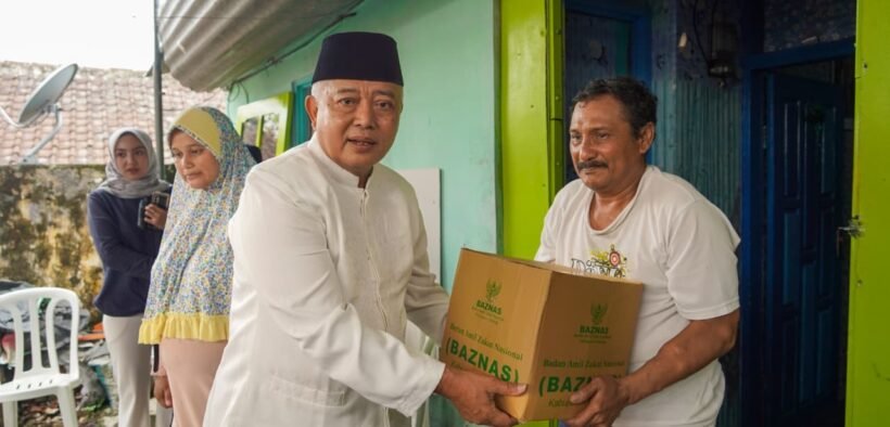 Bupati Malang, M Sanusi, mengunjungi kediaman korban tanah longsor di Desa Mulyorejo, Kecamatan Lawang, Minggu (7/12/2025)