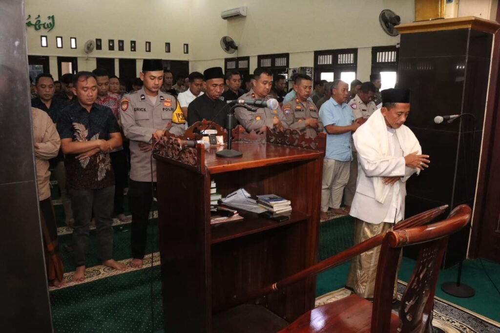 Sejumlah polisi di Kabupaten Malang saat melakukan salat gaib korban banjir