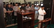 Sejumlah polisi di Kabupaten Malang saat melakukan salat gaib korban banjir
