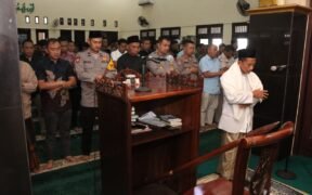 Sejumlah polisi di Kabupaten Malang saat melakukan salat gaib korban banjir