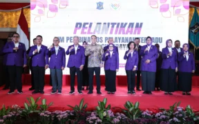 Wali Kota Surabaya, Eri Cahyadi, melantik Rini Indriyani sebagai Ketua Umum Tim Pembina Pos Pelayanan Terpadu (Posyandu) Kota Surabaya