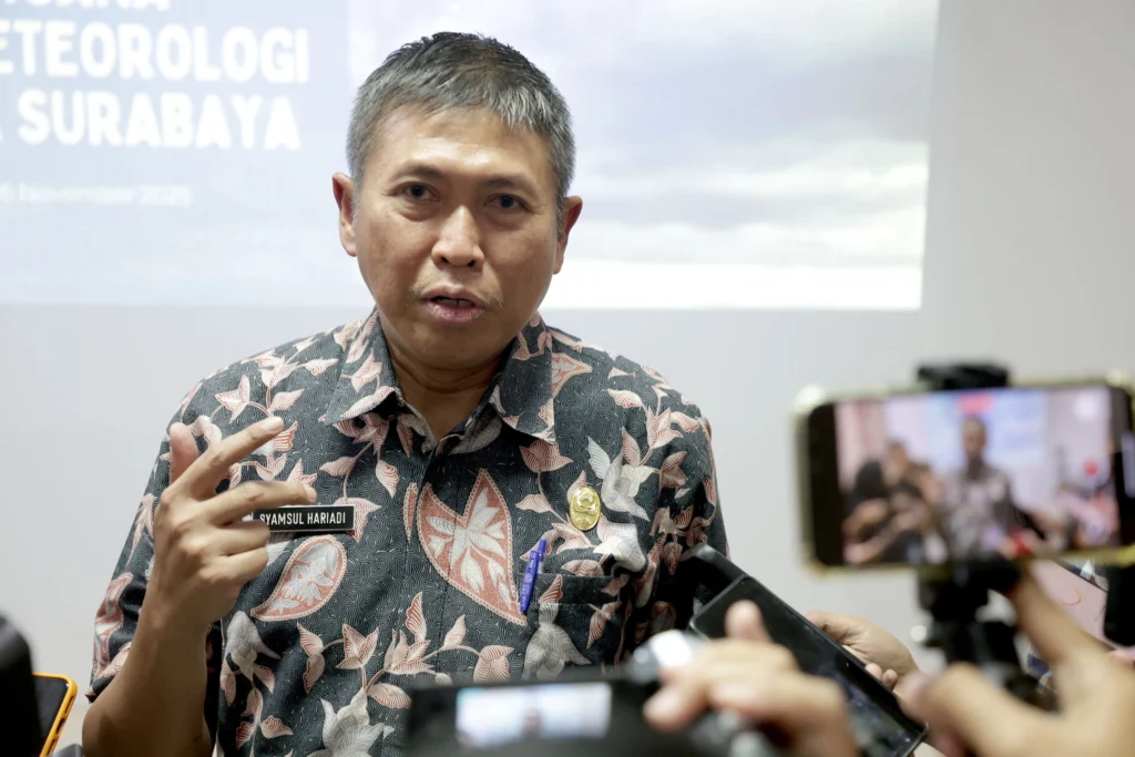 Pemerintah Kota Surabaya memutuskan menunda rencana pembangunan tanggul laut dan fokus bangun infrastruktur Anti Banjir