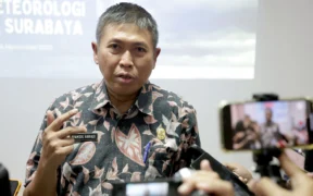 Pemerintah Kota Surabaya memutuskan menunda rencana pembangunan tanggul laut dan fokus bangun infrastruktur Anti Banjir