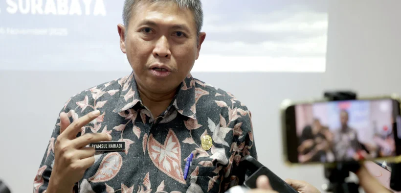 Pemerintah Kota Surabaya memutuskan menunda rencana pembangunan tanggul laut dan fokus bangun infrastruktur Anti Banjir