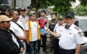 Dishub Surabaya Ancam Derek Mobil Warga yang Parkir Sembarangan di TJU Embong Malang