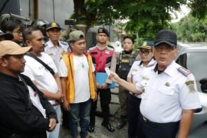 Dishub Surabaya Ancam Derek Mobil Warga yang Parkir Sembarangan