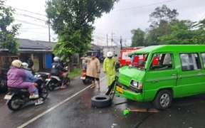 Kecelakaan lalu lintas kembali terjadi di Pakisaji, Sebuah L300 minibus Menabrak truk box Mitsubishi Canter, 2 orang Penumpang Luka-luka