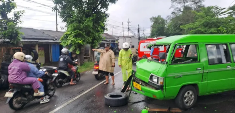 Kecelakaan lalu lintas kembali terjadi di Pakisaji, Sebuah L300 minibus Menabrak truk box Mitsubishi Canter, 2 orang Penumpang Luka-luka