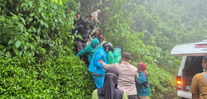 Kecelakaan tunggal terjadi di jalur wisata Bromo–Tengger–Semeru, sebuah mobil jenis SUV terjun ke jurang menewaskan 2 penumpang.