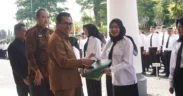 Pemerintah Kota Batu secara simbolis menyerahkan Surat Keputusan (SK) PPPK Paruh Waktu kepada 1.233 pegawai
