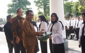 Pemerintah Kota Batu secara simbolis menyerahkan Surat Keputusan (SK) PPPK Paruh Waktu kepada 1.233 pegawai