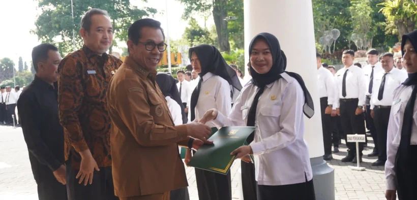 Pemerintah Kota Batu secara simbolis menyerahkan Surat Keputusan (SK) PPPK Paruh Waktu kepada 1.233 pegawai