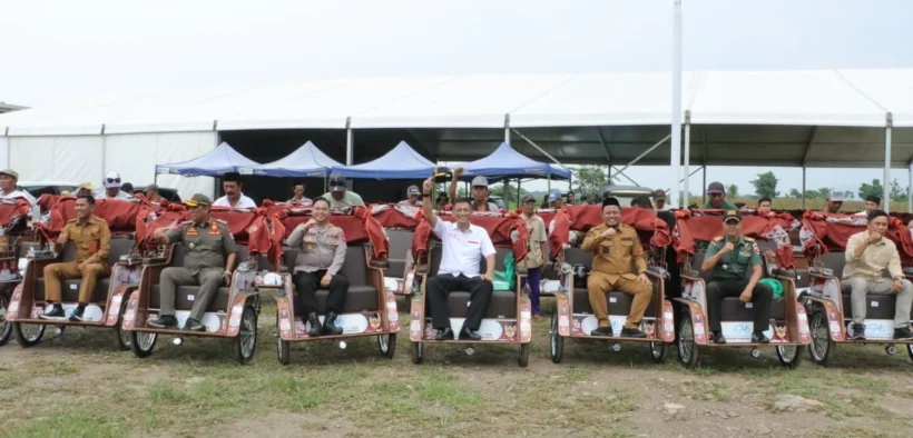 Sebanyak 100 orang abang becak se-Kabupaten Probolinggo menerima bantuan becak listrik dari Presiden Republik Indonesia Prabowo Subianto