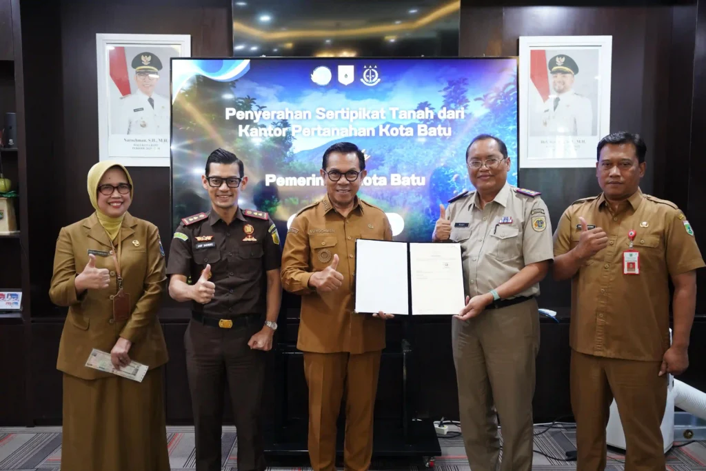 Wali Kota Nurochman Terima Sertifikat Aset Tanah Pemkot Batu