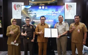 Wali Kota Nurochman Terima Sertifikat Aset Tanah Pemkot Batu