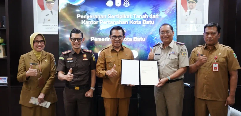 Wali Kota Nurochman Terima Sertifikat Aset Tanah Pemkot Batu