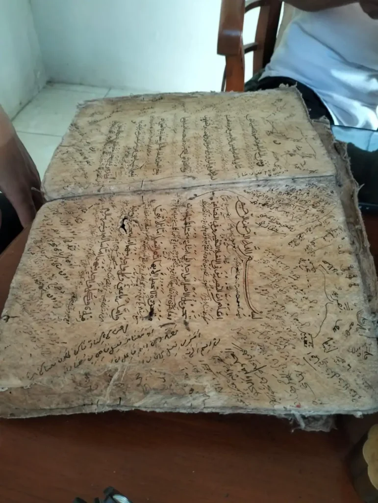 Petugas Dispersip Kabupaten Probolinggo bersama pemilik naskah meneliti lembar demi lembar naskah kuno sebelum proses alih media dilakukan.