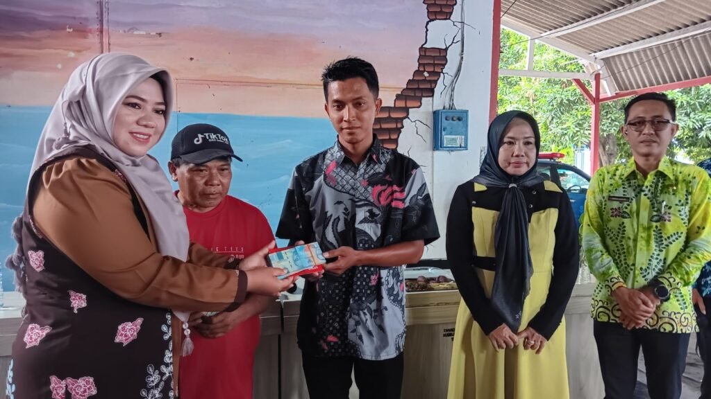 Sebanyak 200 warga Situbondo menerima bantuan modal usaha Rp3 juta melalui Program KIP Jawara PAPBD Perluasan II Tahun 2025