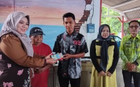 Sebanyak 200 warga Situbondo menerima bantuan modal usaha Rp3 juta melalui Program KIP Jawara PAPBD Perluasan II Tahun 2025