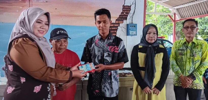 Sebanyak 200 warga Situbondo menerima bantuan modal usaha Rp3 juta melalui Program KIP Jawara PAPBD Perluasan II Tahun 2025
