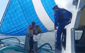 Cuaca ekstrem melanda perairan Situbondo. Satpolairud Polres Situbondo menunjukkan kepedulian dengan membagikan beras kepada nelayan kecil