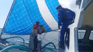 Satpolairud Polres Situbondo Bagi Beras untuk Nelayan Saat Melaut