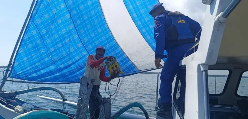 Cuaca ekstrem melanda perairan Situbondo. Satpolairud Polres Situbondo menunjukkan kepedulian dengan membagikan beras kepada nelayan kecil